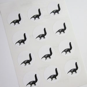 Puede incluir: Hoja de 12 pegatinas redondas blancas con ilustraciones en blanco y negro de un oso hormiguero. Cada pegatina presenta una pose diferente del oso hormiguero.