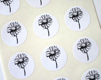 Puede incluir: Una hoja de pegatinas redondas blancas con ilustraciones de margaritas en blanco y negro.