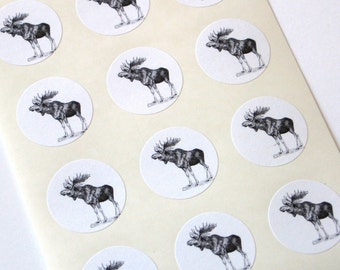 Op de afbeelding: Vel met 12 ronde witte stickers met zwart-wit illustraties van elanden. Elke sticker toont een andere pose van een eland.