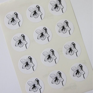 Violette bloem stickers een inch ronde zeehonden