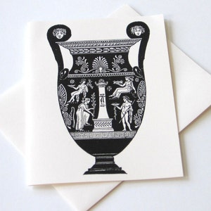 Puede incluir: Ilustraci&oacute;n en blanco y negro de una urna griega con un dise&ntilde;o decorativo que presenta figuras y motivos florales.