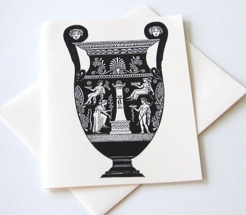 Puede incluir: Ilustraci&oacute;n en blanco y negro de una urna griega con un dise&ntilde;o decorativo que presenta figuras y motivos florales.