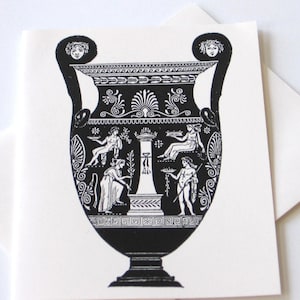 Puede incluir: Ilustraci&oacute;n en blanco y negro de una antigua vasija griega con dise&ntilde;os decorativos y figuras. La vasija tiene una boca ancha y un cuerpo redondo con una base estrecha.