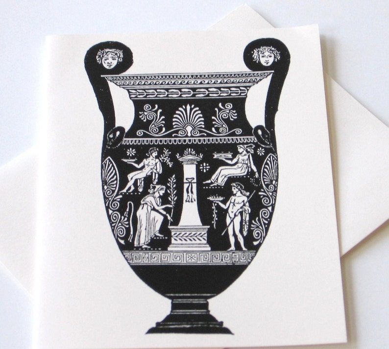 Puede incluir: Ilustraci&oacute;n en blanco y negro de una antigua vasija griega con dise&ntilde;os decorativos y figuras. La vasija tiene una boca ancha y un cuerpo redondo con una base estrecha.
