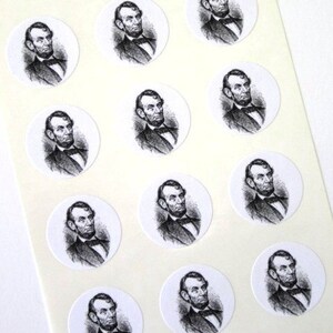 Peut inclure: Une feuille de 12 autocollants ronds repr&eacute;sentant une illustration en noir et blanc du portrait d'Abraham Lincoln.