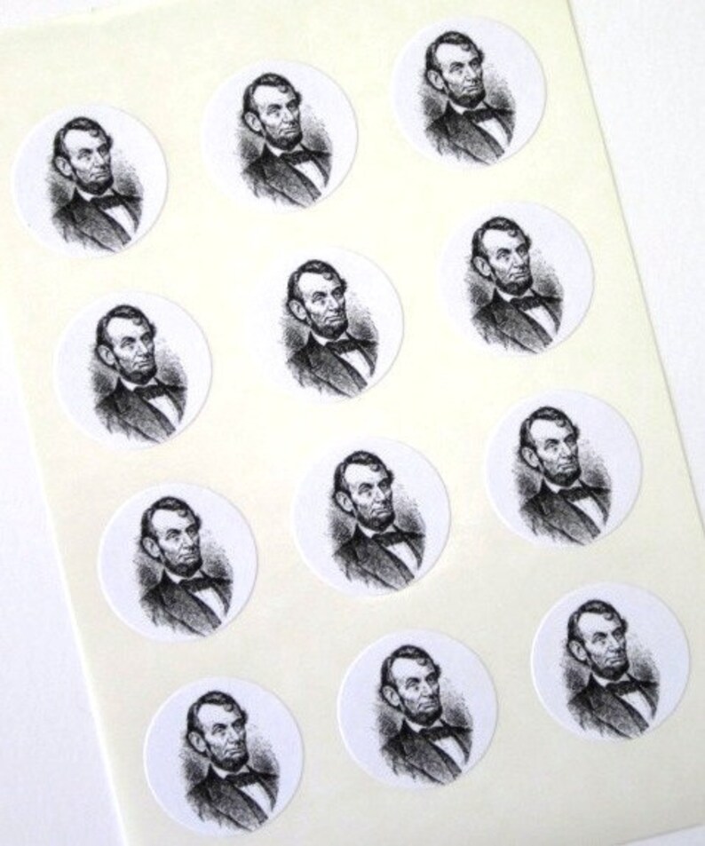 Peut inclure: Une feuille de 12 autocollants ronds repr&eacute;sentant une illustration en noir et blanc du portrait d'Abraham Lincoln.
