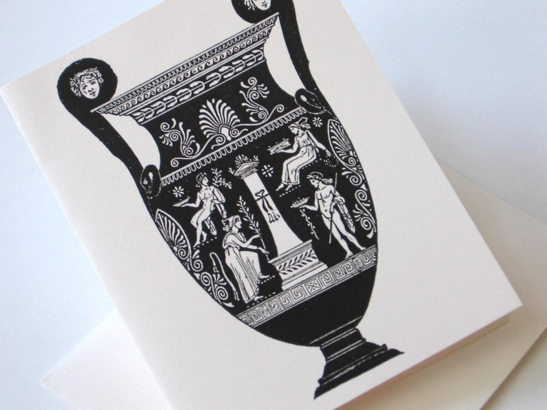 Puede incluir: Ilustraci&oacute;n en blanco y negro de una antigua vasija griega con dise&ntilde;os y figuras intrincadas. La vasija est&aacute; decorada con un patr&oacute;n floral, una columna y cuatro figuras.