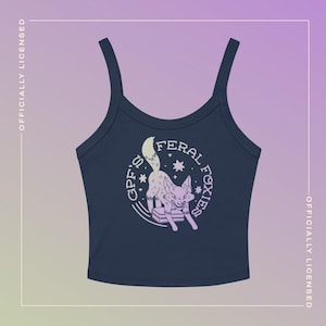 Puede incluir: Top corto azul marino con un diseño de zorro morado y blanco y el texto "FERAL FOXIES". El top tiene tirantes finos y tiene licencia oficial.