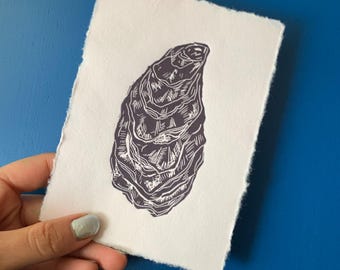 Kleine linoleumsnede van een oesterschelp - linoleumsnede op gekleurd, gevouwen papier - handgemaakte kunstprint DIN6