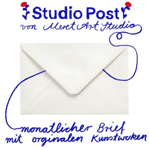 May include: A white envelope with blue handwritten text and a blue string design. The text reads "Studio Post" and "monatlicher Brief mit orginalen Kunstwerken".