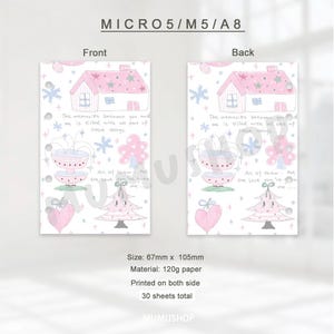 Op de afbeelding: Roze en witte Micro 5/M5/A8 planner inserts met illustraties voor en achter. De voorkant heeft een huis, sneeuwvlokken en tekst. De achterkant heeft hetzelfde ontwerp. De inserts zijn 6,7 cm x 10,5 cm groot.