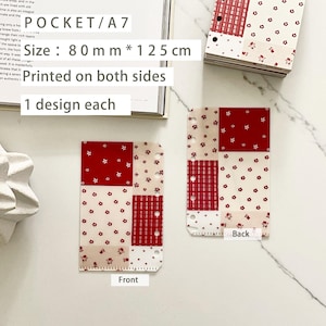 Könnte beinhalten: A7-Planereinlagen mit Patchwork-Design. Jede Einlage ist 80 mm x 125 cm groß und beidseitig bedruckt. Das Design zeigt rote und weiße Blumen- und Karomuster.