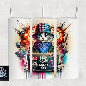 Può includere: Un bicchiere bianco con una grafica colorata di un gatto che indossa un cappello e occhiali da sole. Il gatto è circondato da forme astratte colorate e dal testo "Keep Calm and Carry On".