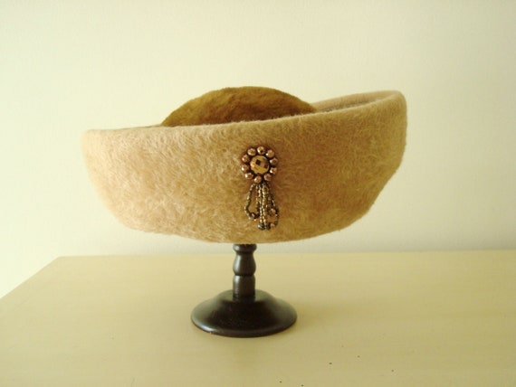 Vintage 1950s Elsa Schiaparelli bumper hat, fur f… - image 1