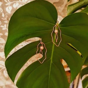 Abstract feminine pearl earrings