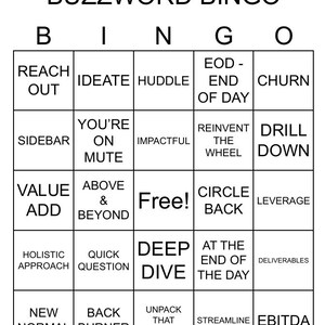 K&ouml;nnte beinhalten: Eine Bingokarte mit dem Titel "Buzzword Bingo". Die Karte hat 25 Felder mit verschiedenen Business-Buzzwords, wie "reach out", "ideate", "huddle", "EOD - End of Day", "churn", "you're on mute", "impactful", "reinvent the wheel", "drill down", "value add", "above & beyond", "Free!", "circle back", "leverage", "holistic approach", "quick question", "deep dive", "at the end of the day", "deliverables", "new normal", "back burner", "unpack that statement", "streamline", und "EBITDA".