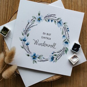 Handgemalte Grußkarte | Aquarell | Motiv blauer Blumenkranz | 14.5 x 14.5 cm | jeder Anlass | mit individueller Personalisierung | Umschlag