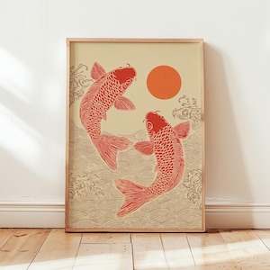 Puede incluir: Impresión artística enmarcada que representa dos peces koi rojos nadando en direcciones opuestas, con un sol rojo en el fondo. La obra de arte tiene una estética vintage, con un fondo beige y patrones de olas.