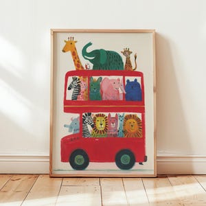 Puede incluir: Una impresión enmarcada de un autobús de dos pisos rojo lleno de animales de dibujos animados coloridos. Los animales incluyen jirafas, elefantes, cebras, leones y más. La obra de arte tiene un estilo caprichoso y juguetón, perfecto para una habitación infantil.