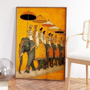 Op de afbeelding: Een ingelijste prent in antieke stijl toont een processie van olifanten met figuren onder parasols. De olifanten hebben decoratieve bekledingen en de figuren dragen traditionele kleding. De achtergrond is warmgeel, wat de vintage esthetiek versterkt.
