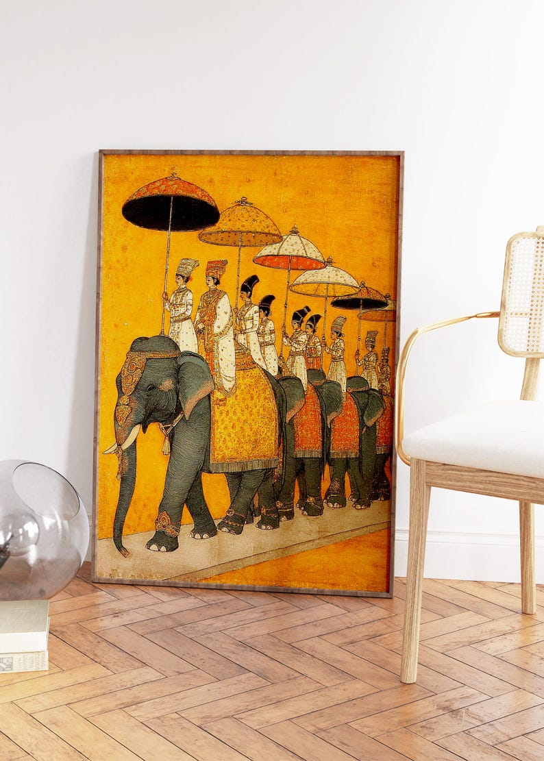 Op de afbeelding: Een ingelijste prent in antieke stijl toont een processie van olifanten met figuren onder parasols. De olifanten hebben decoratieve bekledingen en de figuren dragen traditionele kleding. De achtergrond is warmgeel, wat de vintage esthetiek versterkt.