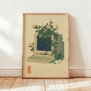 以下が含まれることがあります： ヴィンテージコンピュータ、キーボード、モニターが描かれた額入りのプリント。緑のつる植物と白いバラで飾られています。アートワークはベージュの背景と木製のフレームです。小さな赤い長方形のスタンプが左下隅にあります。