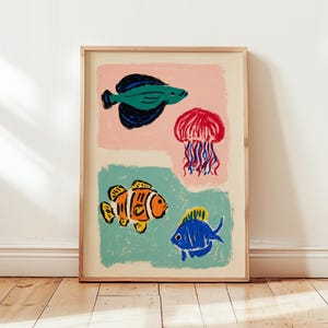 Puede incluir: Una taza de cerámica blanca con un asa negra y el texto "But First, Coffee" en negro, con una fuente de estilo manuscrito. La taza está sobre una superficie blanca.