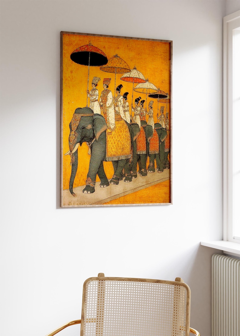 Op de afbeelding: Een antiek ingelijst schilderij dat een processie van olifanten met figuren onder kleurrijke paraplu's afbeeldt. Het kunstwerk heeft een warme gele achtergrond en gedetailleerde figuren in traditionele kledij, wat een historisch en cultureel thema oproept.