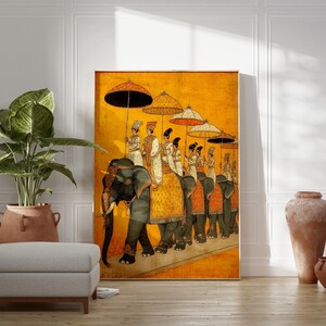 Op de afbeelding: Een kunstwerk toont een processie van olifanten, elk met figuren onder sierlijke paraplu's. De olifanten zijn versierd met decoratieve hoezen, tegen een warme, gouden achtergrond. De afbeelding heeft een cultureel thema.