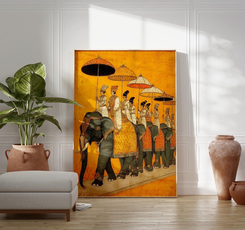 Op de afbeelding: Een kunstwerk toont een processie van olifanten, elk met figuren onder sierlijke paraplu's. De olifanten zijn versierd met decoratieve hoezen, tegen een warme, gouden achtergrond. De afbeelding heeft een cultureel thema.