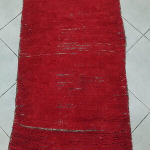 Handgjord röd marockansk löparmatta: Vintage boho hallmatta bild 4