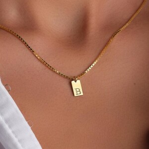 Collar con inicial de oro personalizado, delicado colgante de etiqueta, dije de letra personalizado minimalista, regalo perfecto para mujeres o mejores amigas