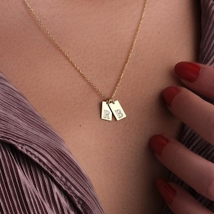 カスタムイニシャルバータグネックレス、パーソナライズされたネームタグジュエリー、ゴールドまたはシルバーのミニマルネックレス、刻印入りファミリーギフト、ユニークなジュエリー