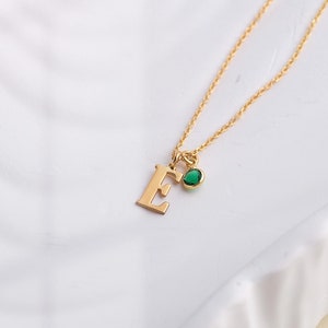 Collar con inicial personalizado, colgante con piedra de nacimiento personalizado, delicado dije con letra dorada, regalo para ella, joyería minimalista, elegante recuerdo