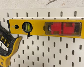 Praktischer Wasserwaagenhalter für IKEA Skadis Lochplatte Werkzeugwand stabile Halterung für Wasserwaage Werkstatt Garage Ordnung | 2 Teilig