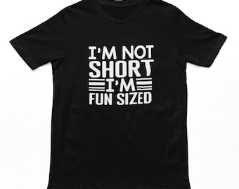 Puede incluir: Camiseta negra con texto blanco que dice "No soy bajo, soy de tamaño divertido".