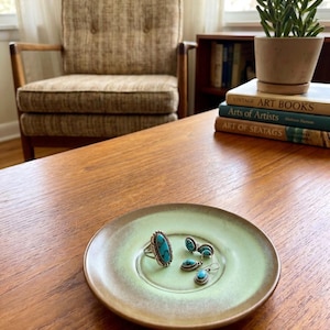 Vintage Frankoma Pottery Prairie Green Saucers Tallrikar 6E Terra Rosa Clay Set om 2 5,75"