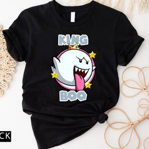 Op de afbeelding: Zwart T-shirt met een witte geest die een kroon draagt en de tekst "King Boo" erop gedrukt.
