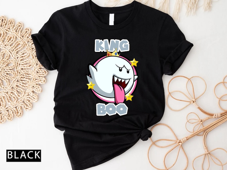 Op de afbeelding: Zwart T-shirt met een witte geest die een kroon draagt en de tekst "King Boo" erop gedrukt.