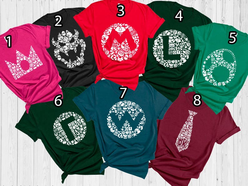 Pu&ograve; includere: Dieci t-shirt di vari colori con diversi disegni grafici bianchi. I disegni sono composti da piccole icone e simboli. I numeri da 1 a 8 sono stampati sulle t-shirt.