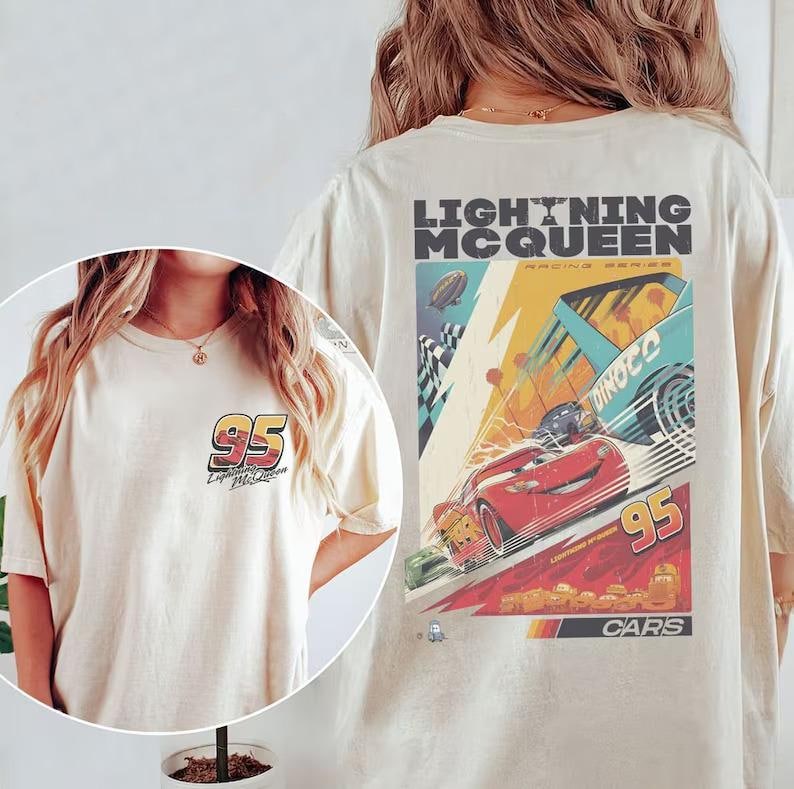May include: Cream-colored t-shirt featuring Lightning McQueen racing graphics. The front displays a "95" logo, while the back showcases a vibrant racing scene with the text "Lightning McQueen Racing Series" and "Cars".