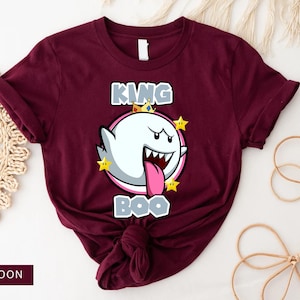 Op de afbeelding: Maroon T-shirt met een witte geest die een kroon draagt en de tekst "King Boo" in wit.