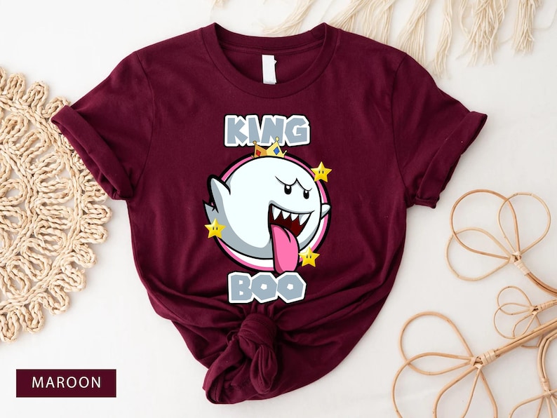 Op de afbeelding: Maroon T-shirt met een witte geest die een kroon draagt en de tekst "King Boo" in wit.