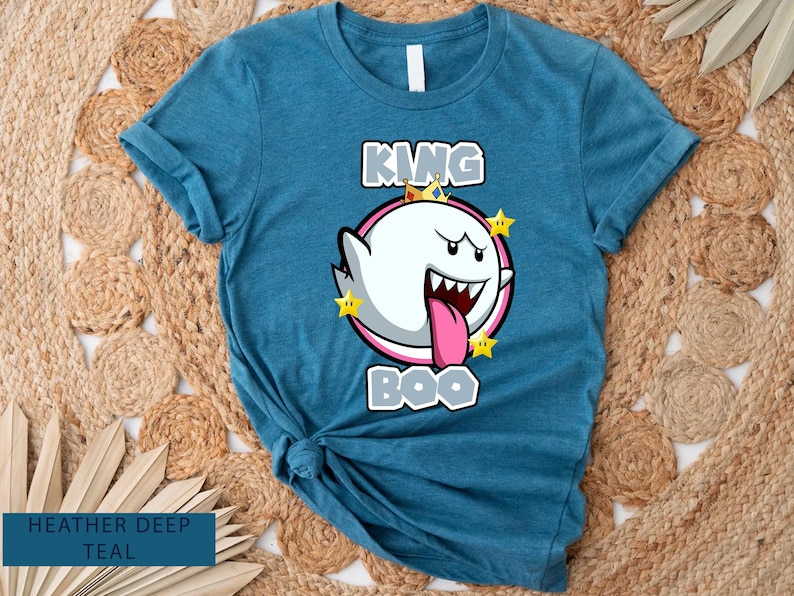 Op de afbeelding: Een tealblauw t-shirt met een afbeelding van King Boo uit de Super Mario-franchise. De afbeelding toont King Boo met een kroon en de tekst "King Boo" eronder.