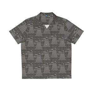 Könnte beinhalten: Ein dunkelgraues, kurzärmeliges Hemd mit Knöpfen und einem weißen Umrissmuster von Daleks, einem fiktiven Roboter aus der britischen Science-Fiction-Fernsehserie Doctor Who.