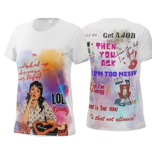 以下が含まれることがあります： カラフルなデザインの白いTシャツ。前面には、タバコを吸う女性のヴィンテージイラストがあり、「shut up be once in ur life」と「LOL Young」というテキストが書かれています。背面には「Get A JOB」、「I'm too messy」、「Is that not allowed?」というテキストがあります。