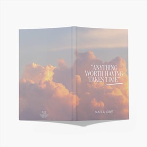 Peut inclure: Un livre fermé avec un fond de ciel nuageux rose et orange doux. Le texte sur la couverture dit "Anything worth having takes time." Le livre est intitulé "Slate & Script".