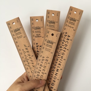 Réguas de madeira estilo vintage com referências de letras