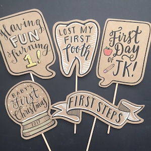 Firsts Milestones Photo Prop Set - 5 Pièces - POSECARDS™