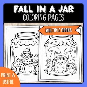 Op de afbeelding: Zwart-wit kleurplaten met de tekst "FALL IN A JAR COLORING PAGES". Eén pagina toont een vogelverschrikker, pompoenen en een vogel in een pot. De andere pagina toont een egel, paddenstoelen en appels in een pot.